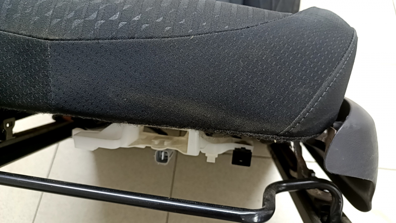 Сиденье водительское Toyota Prius 50 Prime 17-19 без airbag, механическое, подогрев, ткань черная, затерта, под химчистку, заломы