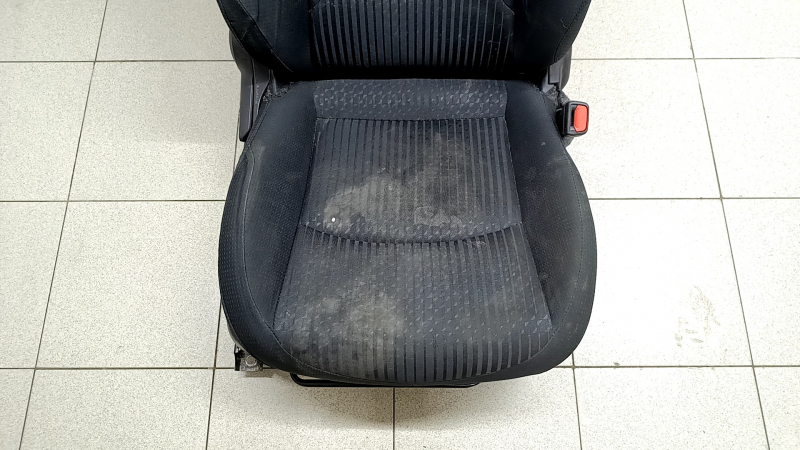 Сиденье пассажирское Toyota Prius 50 Prime 17-19 без airbag, механическое, подогрев, ткань черная, затерта, под химчистку, заломы