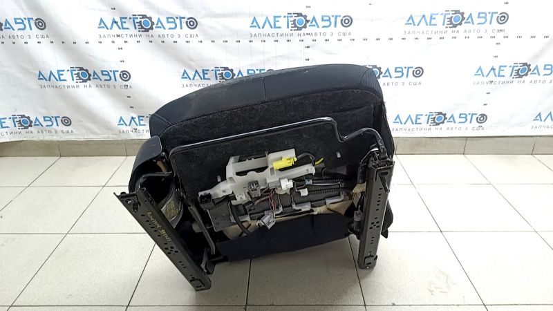 Сиденье пассажирское Toyota Prius 50 Prime 17-19 без airbag, механическое, подогрев, ткань черная, затерта, под химчистку, заломы