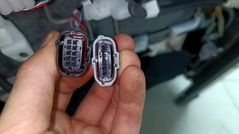 Сиденье пассажирское Toyota Prius 50 Prime 17-19 без airbag, механическое, подогрев, ткань черная, затерта, под химчистку, заломы
