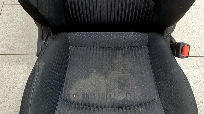 Сиденье пассажирское Toyota Prius 50 Prime 17-19 без airbag, механическое, подогрев, ткань черная, затерта, под химчистку, заломы