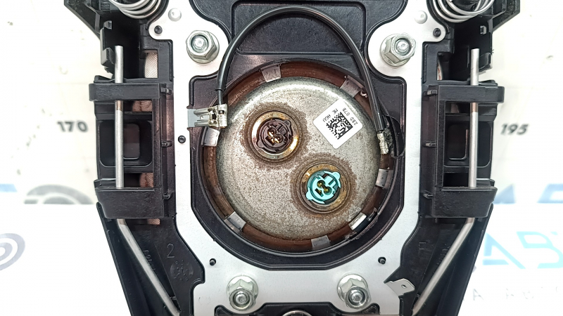 Подушка безопасности airbag в руль водительская Toyota Prius 50 16-22 черная, царапины