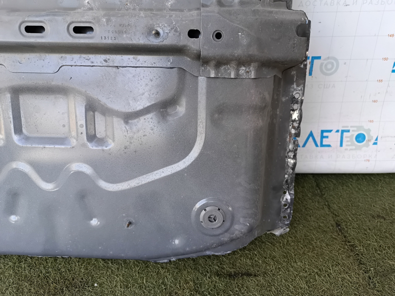 Корито багажника Ford Escape MK4 20-26 висвердлено