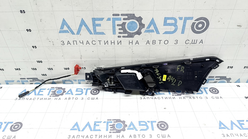 Ручка дверей внутрішня передня права Audi A4 B9 17-25 з підсвічуванням, з накладкою чорний глянець, подряпини
