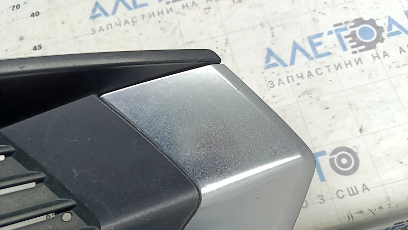 Решетка переднего бампера правая Audi A4 B9 20-25 хром под радар, сколы