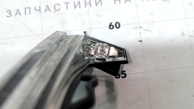 Повторитель поворота левого зеркала Audi A4 B9 17-25 треснут