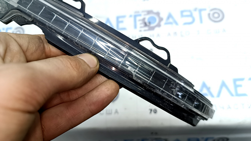 Повторитель поворота левого зеркала Audi A4 B9 17-25 треснут