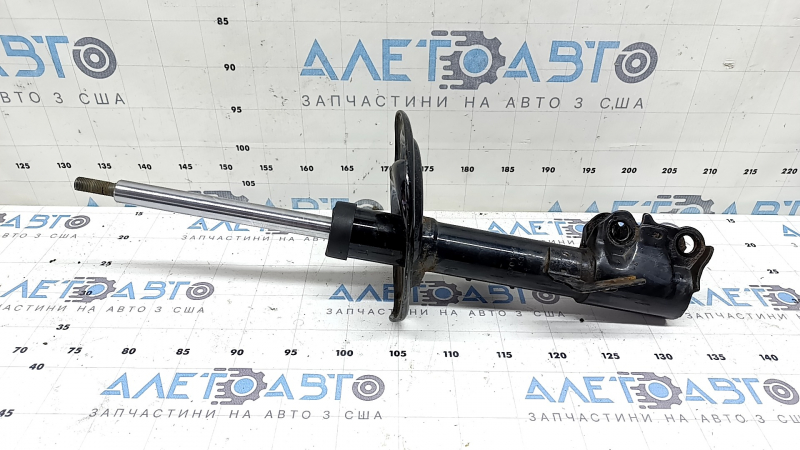 Амортизатор передний левый Toyota Camry v40 07-11 hybrid ржавый