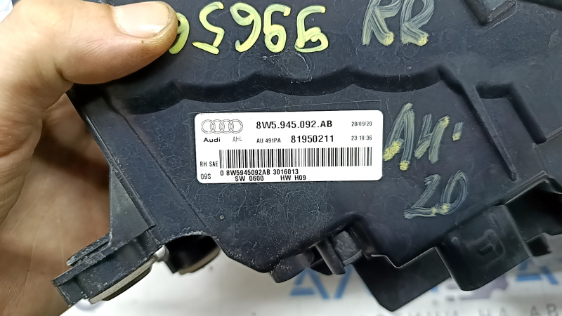 Ліхтар зовнішній крило правий Audi A4 B9 20-25 седан LED, подряпини, тріщина під склом