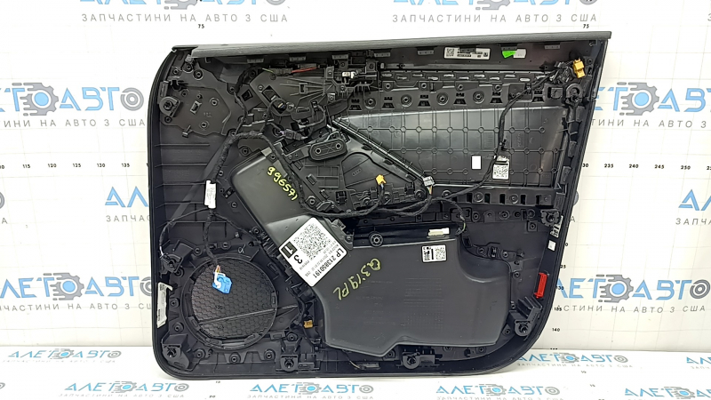 Обшивка двери карточка передняя левая в сборе Audi Q3 83A 19-25 черная, вставка черная кожа, подлокотник черная кожа с серой строчкой, хром молдинг, с ручкой, с подсветкой, под память, молдинг под ручку графит, SONOS, без нижнего плафона, потерта
