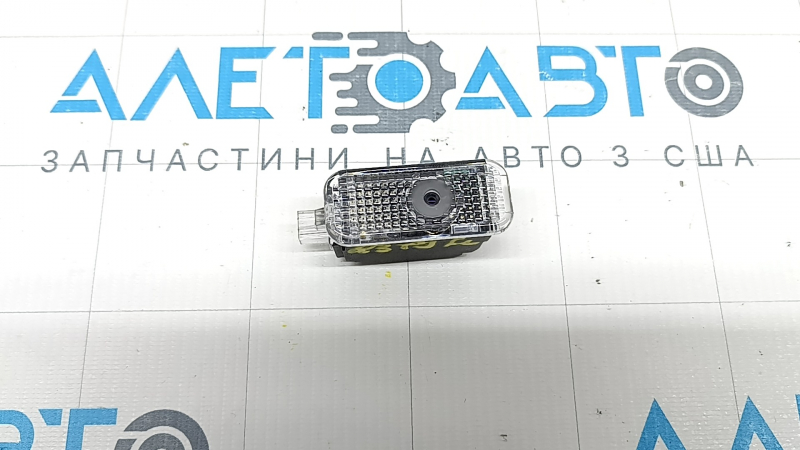 Плафон подсветки обшивки двери карточки передней левой Audi Q3 83A 19-25