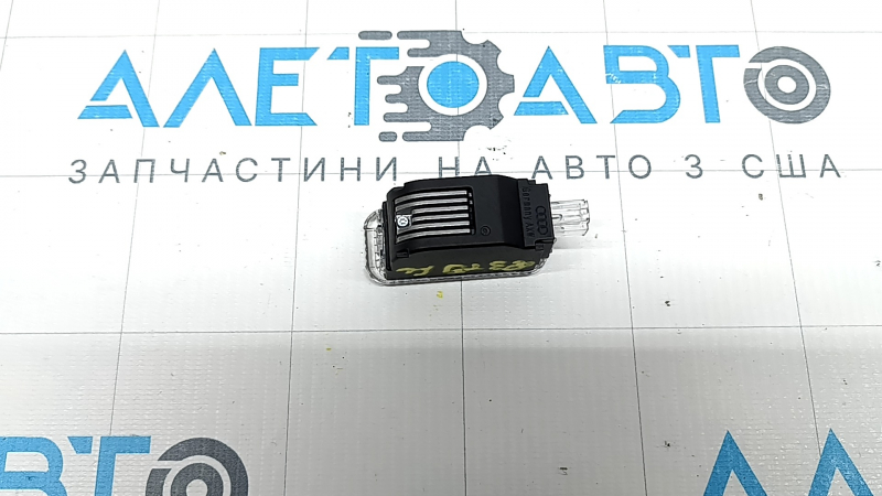 Плафон подсветки обшивки двери карточки передней левой Audi Q3 83A 19-25