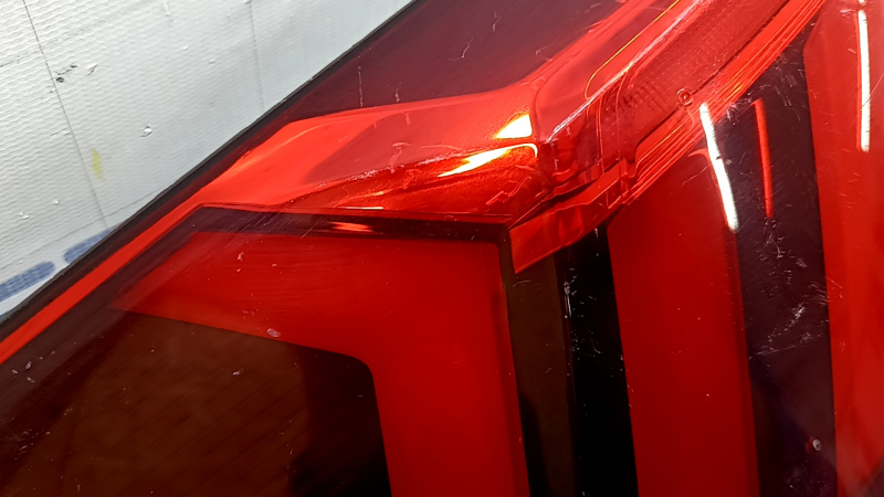 Фонарь внешний крыло левый Audi Q3 83A 19-25 LED, царапины