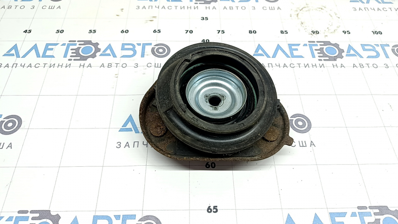Опора амортизатора передняя левая Toyota Prius 50 16-22 с подшибником, ржавая