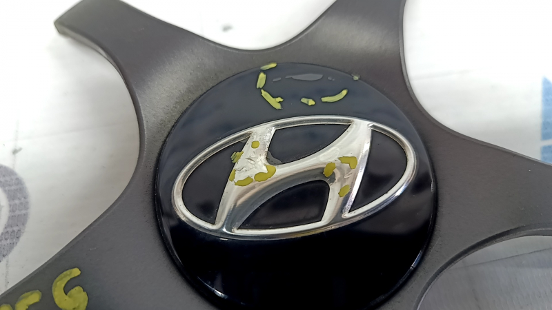 Центральный колпачок на диск Hyundai Ioniq 17-19 HEV R17 примят, вздулся лак