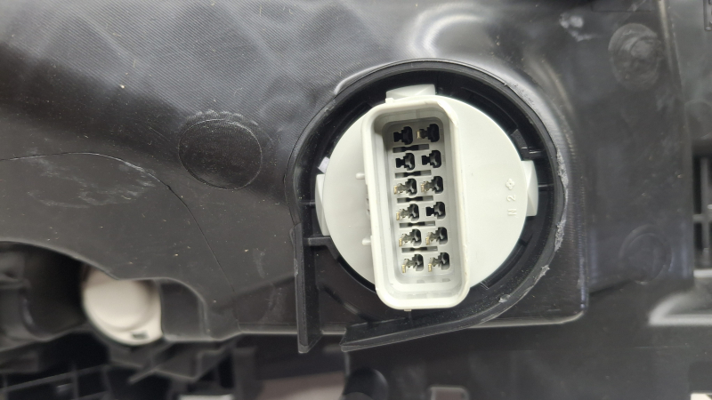 Фара передня ліва в зборі Honda CRV 23-26 LED з чорним глянцевим молдингом, скол на молдингу, потертість
