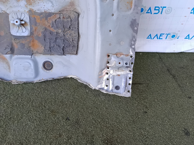 Корито багажника Toyota Prius V 12-17 висвердлено