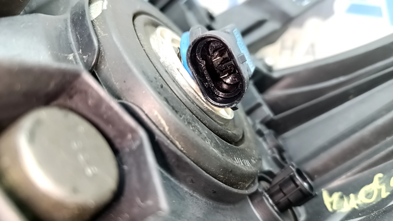 Фара передня права Toyota Prius 30 12-15 рест, галоген, під полірування, подряпини, тріщини під склом