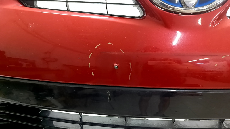 Бампер передний в сборе Toyota Prius 30 12-15 рест, красный, с заглушками буксир крюка, решетками, эмблемой, и каркасом, царапины, треснут, незаводские отверстия