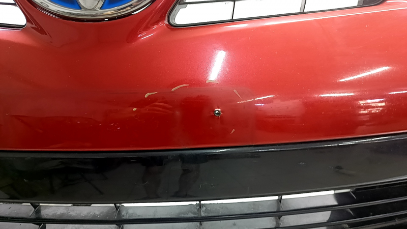 Бампер передний в сборе Toyota Prius 30 12-15 рест, красный, с заглушками буксир крюка, решетками, эмблемой, и каркасом, царапины, треснут, незаводские отверстия