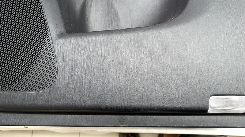 Обшивка двери карточка передняя правая Toyota Prius 30 10-15 черная, серая тканевая вставка, под химчистку, царапины
