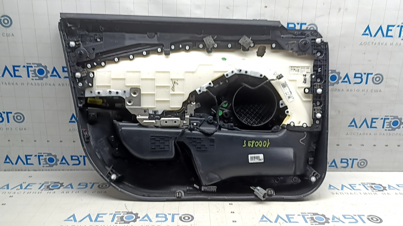 Обшивка двери карточка передняя правая Ford Mustang Mach-E 21-26 черная, вставка кожа черная, подлокотник кожа черная, с ручкой, царапины, порез на коже, потерта кожа, примято, побелел пластик
