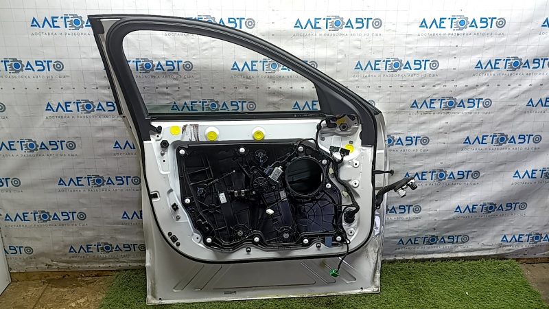 Дверь в сборе передняя левая Ford Mustang Mach-E 21-26 белый A3, сколы, царапины на молдинге
