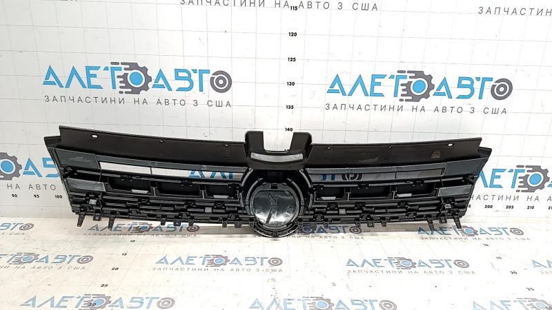 Решетка радиатора grill VW Golf 15-17