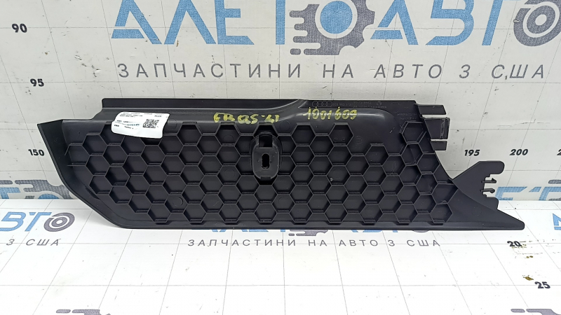 Накладка центральной консоли боковая правая Audi Q5 80A 18-25 черная, царапины