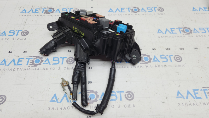 Блок запобіжників підкапотний Toyota Prius 50 16-22 без кришок та блоку світла