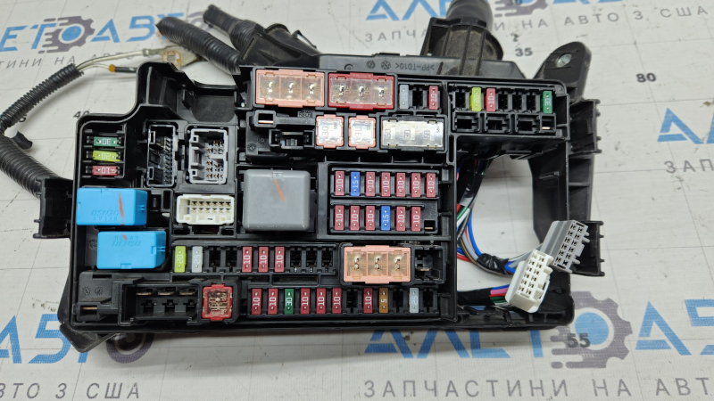 Блок запобіжників підкапотний Toyota Prius 50 16-22 без кришок та блоку світла