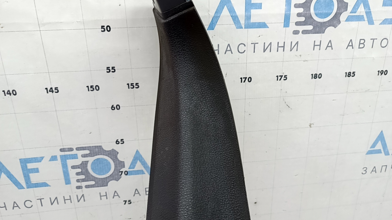 Обшивка дверей багажника права Audi Q8 19-26 чорна, подряпина, в кіптяві