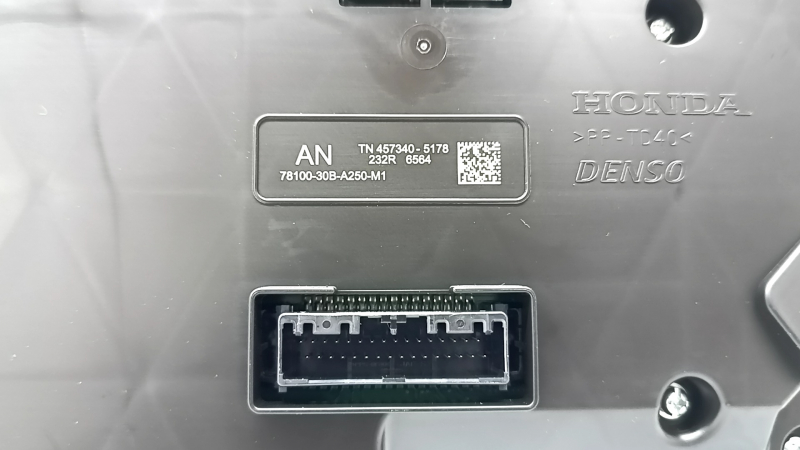 Щиток приборов Honda Accord 23-26 hybrid 14к, пятна на стекле, трещина в креплении