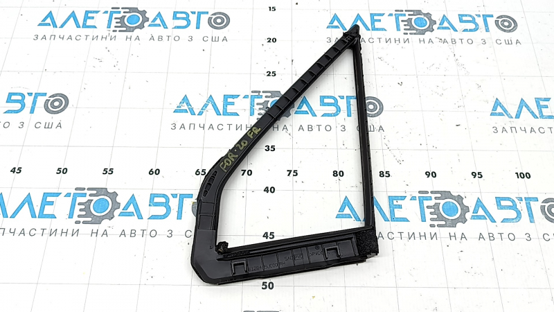 Уплотнитель стекла двери треугольник переднее правое Subaru Forester 19-24 SK