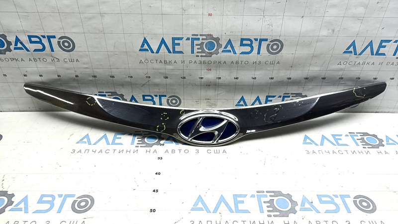 Решітка радіатора grill Hyundai Sonata 11-15 hybrid, з емблемою, подряпини, поліз лак, здувся хром, пісок, зламане кріплення