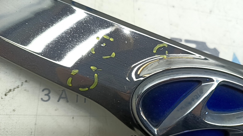 Решітка радіатора grill Hyundai Sonata 11-15 hybrid, з емблемою, подряпини, поліз лак, здувся хром, пісок, зламане кріплення