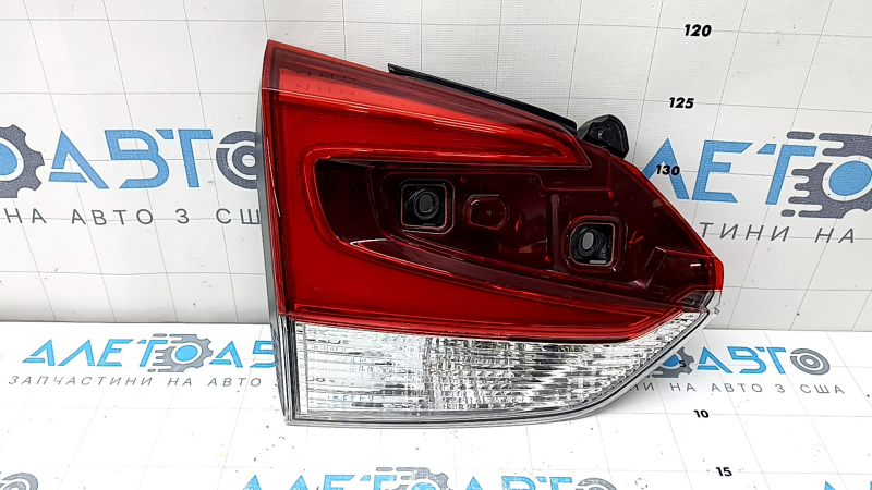 Фонарь внутренний крышка багажника левый Subaru Forester 19-24 SK потерт