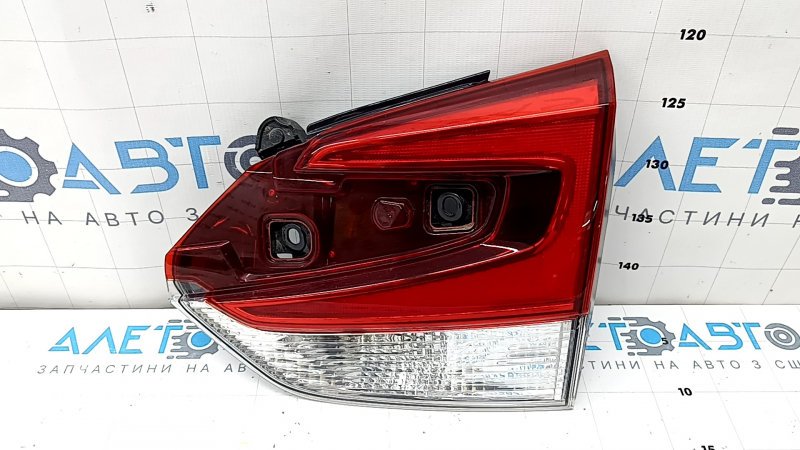 Фонарь внутренний крышка багажника правый Subaru Forester 19-24 SK царапины