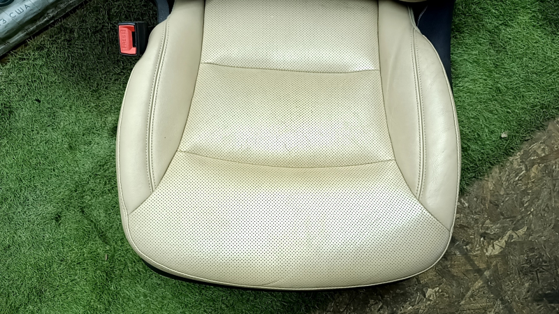 Сиденье водительское Hyundai Sonata 11-15 с airbag, электро, подогрев, кожа бежевая с перфорацией, потрескалась кожа