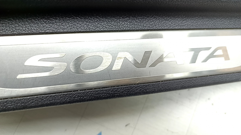 Накладка порога передня права Hyundai Sonata 11-15 коричнева, з хромованою накладкою, подряпини