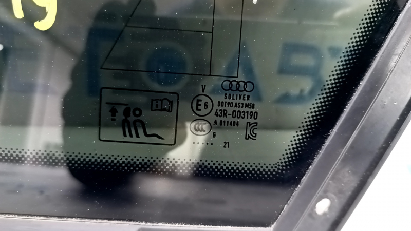 Форточка глухое стекло задняя правая Audi Q8 21-26 тонировка с хром молдингом, погнут хром