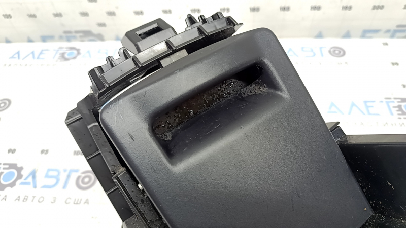 Підсклянник нижній у зборі Toyota Prius V 12-17 чорний, подряпини
