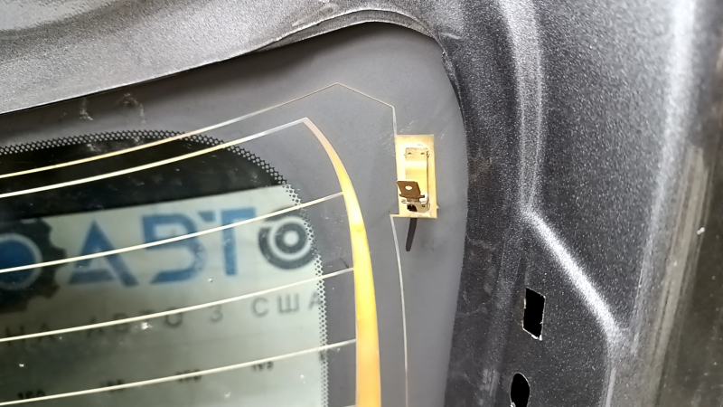 Дверь багажника голая со стеклом Nissan Murano z52 20-24 тонировка, графит KAD, с спойлером, накладками спойлера, стоп-сигналом, трапецией и поводком заднего дворника, царапигы на стекле
