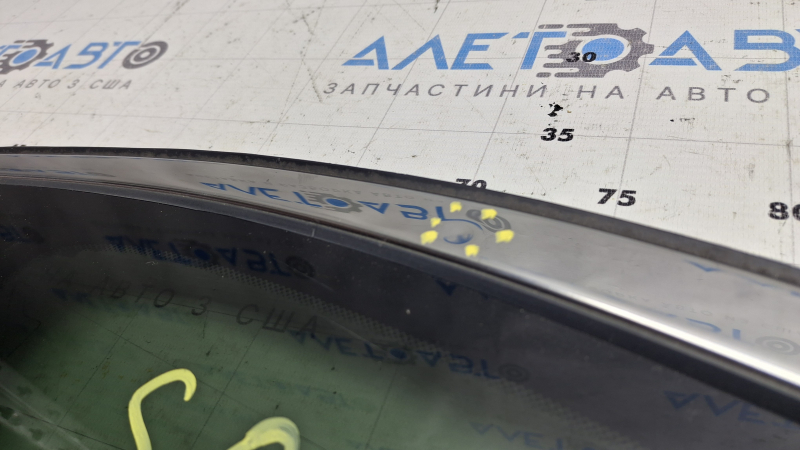 Квапка глухе скло задня ліва Kia Sorento 16-20 хром, вм'ятина на молдингу, подряпини