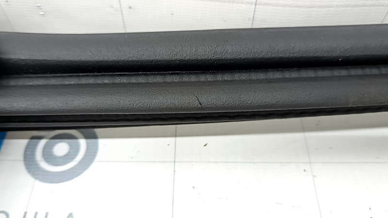 Ущільнювач гуми дверей багажника Subaru Forester 19-24 SK подряпини