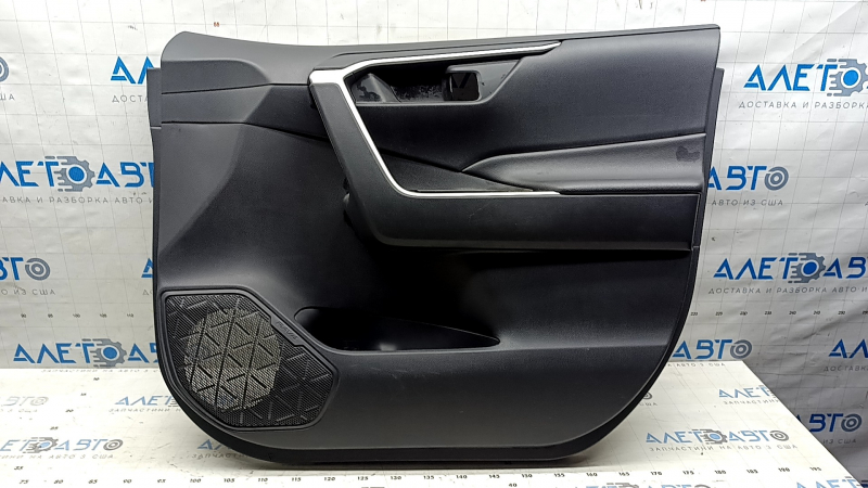 Обшивка двери карточка передняя правая Toyota Rav4 19-25 черная, подлокотник кожа черная, вставка пластик черный, хром молдинг, царапины