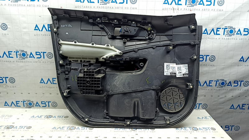 Обшивка двери карточка передняя правая Toyota Rav4 19-25 черная, подлокотник кожа черная, вставка пластик черный, хром молдинг, царапины