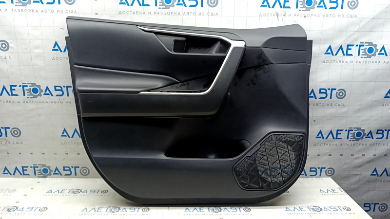 Обшивка двери карточка передняя левая Toyota Rav4 19-24 черная, подлокотник кожа черная, вставка пластик черный, хром молдинг, царапины