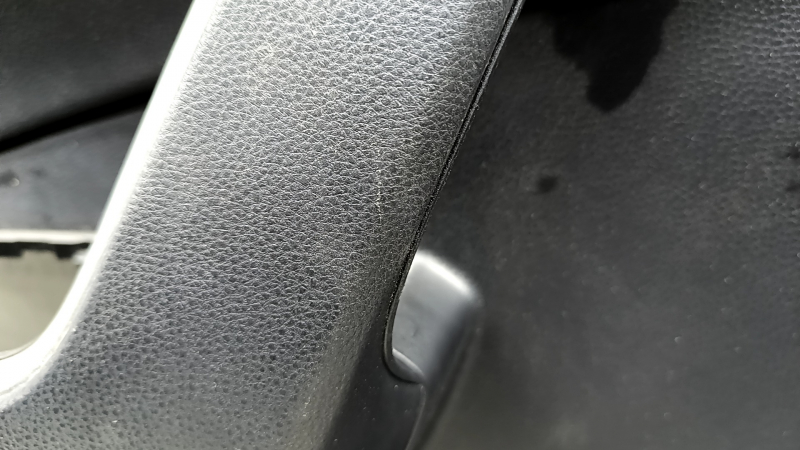 Обшивка двери карточка передняя левая Toyota Rav4 19-24 черная, подлокотник кожа черная, вставка пластик черный, хром молдинг, царапины