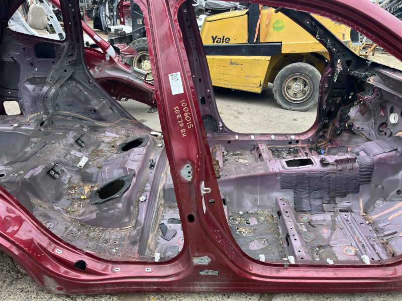 Стійка кузова центральна права Subaru Forester 19-24 SK на кузові, вм'ятинки, тички
